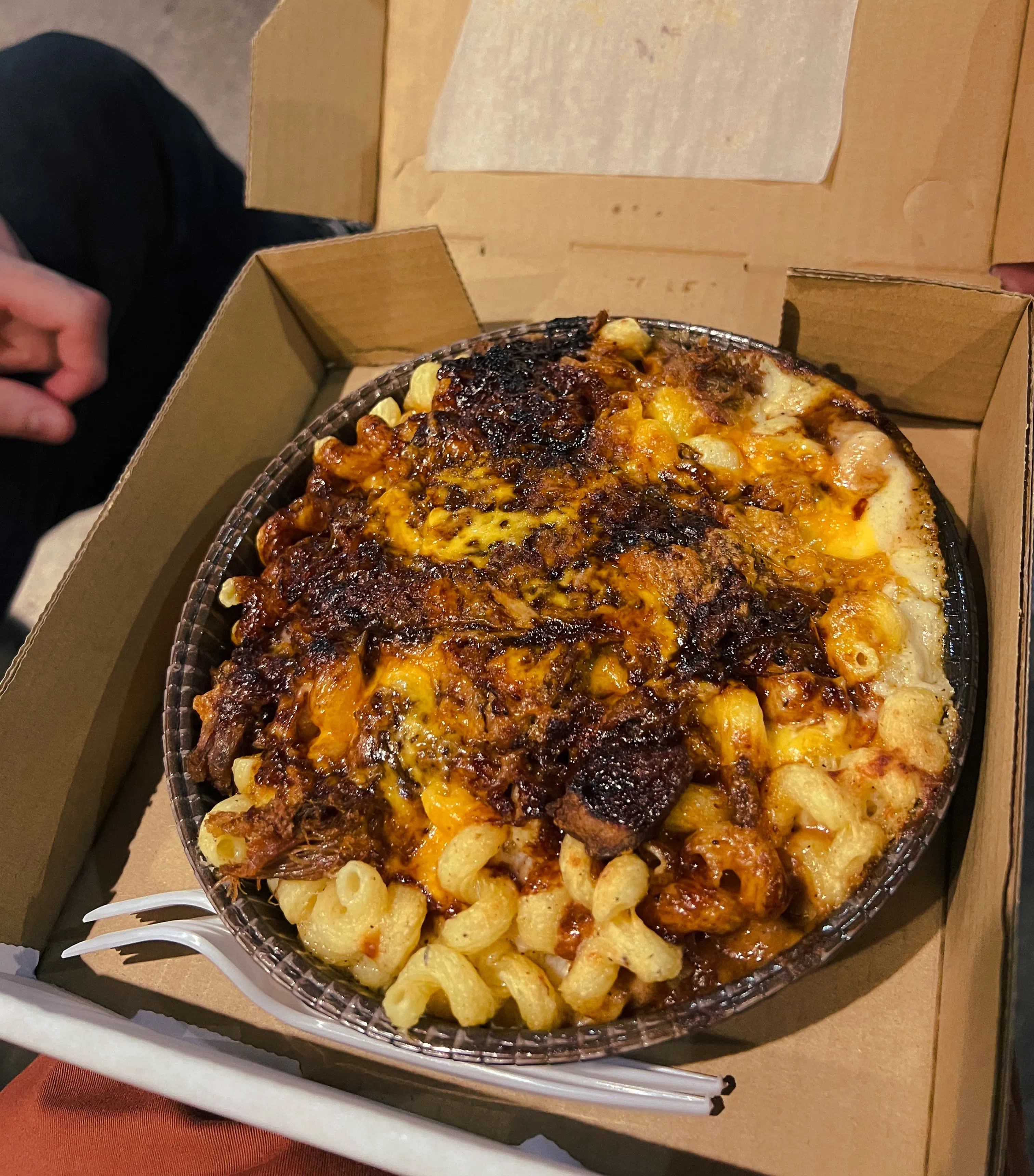 The final product: a pulled pork mac n cheese served in a deep-dish pizza tin.